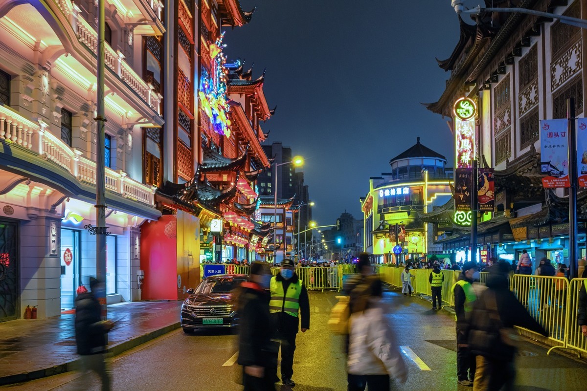 手持夜拍豫园灯会外圈