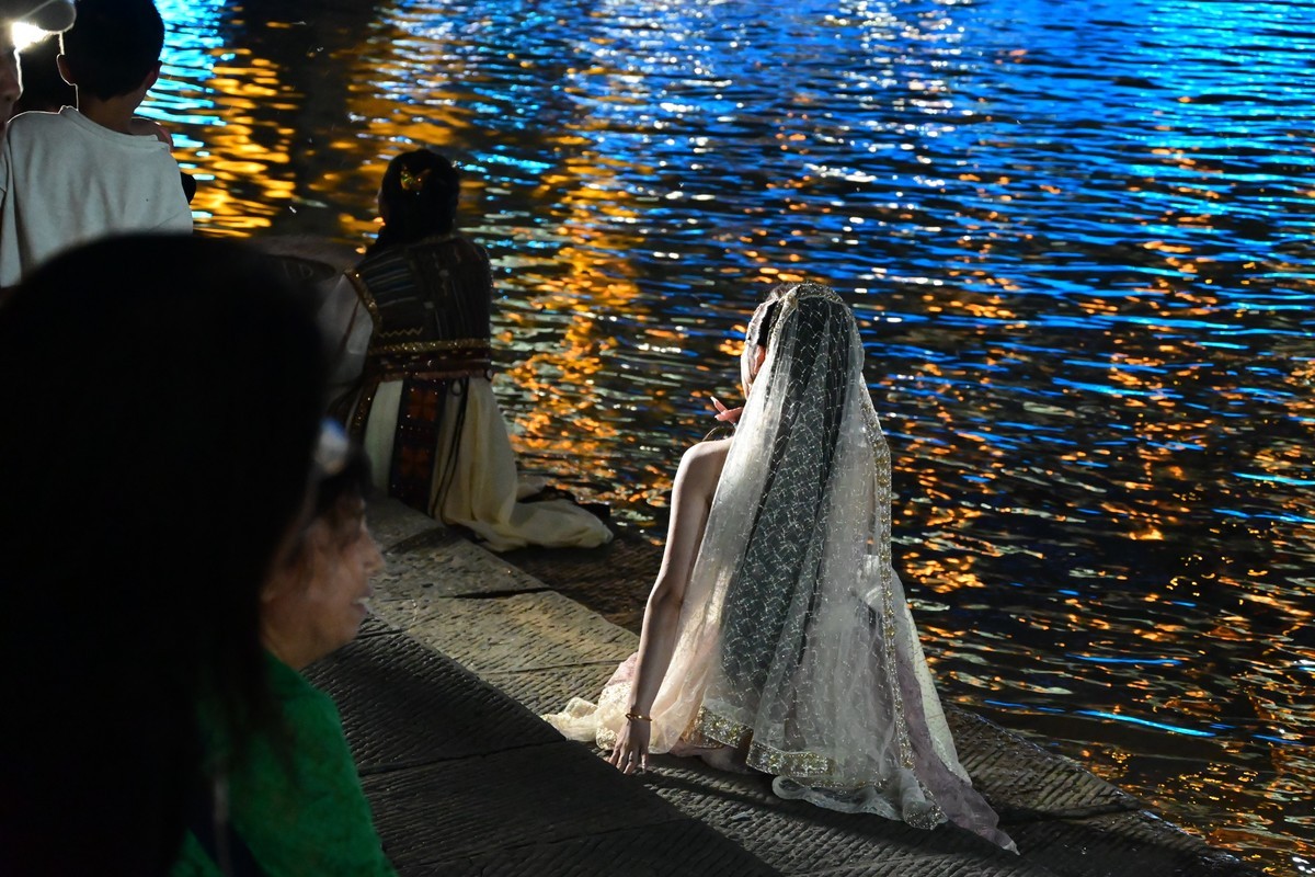 凤凰古城夜影闪动