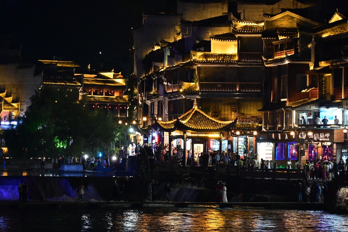 凤凰古城夜影闪动