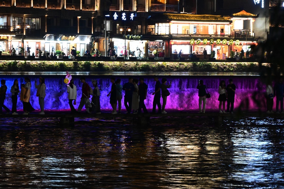 凤凰古城夜影闪动