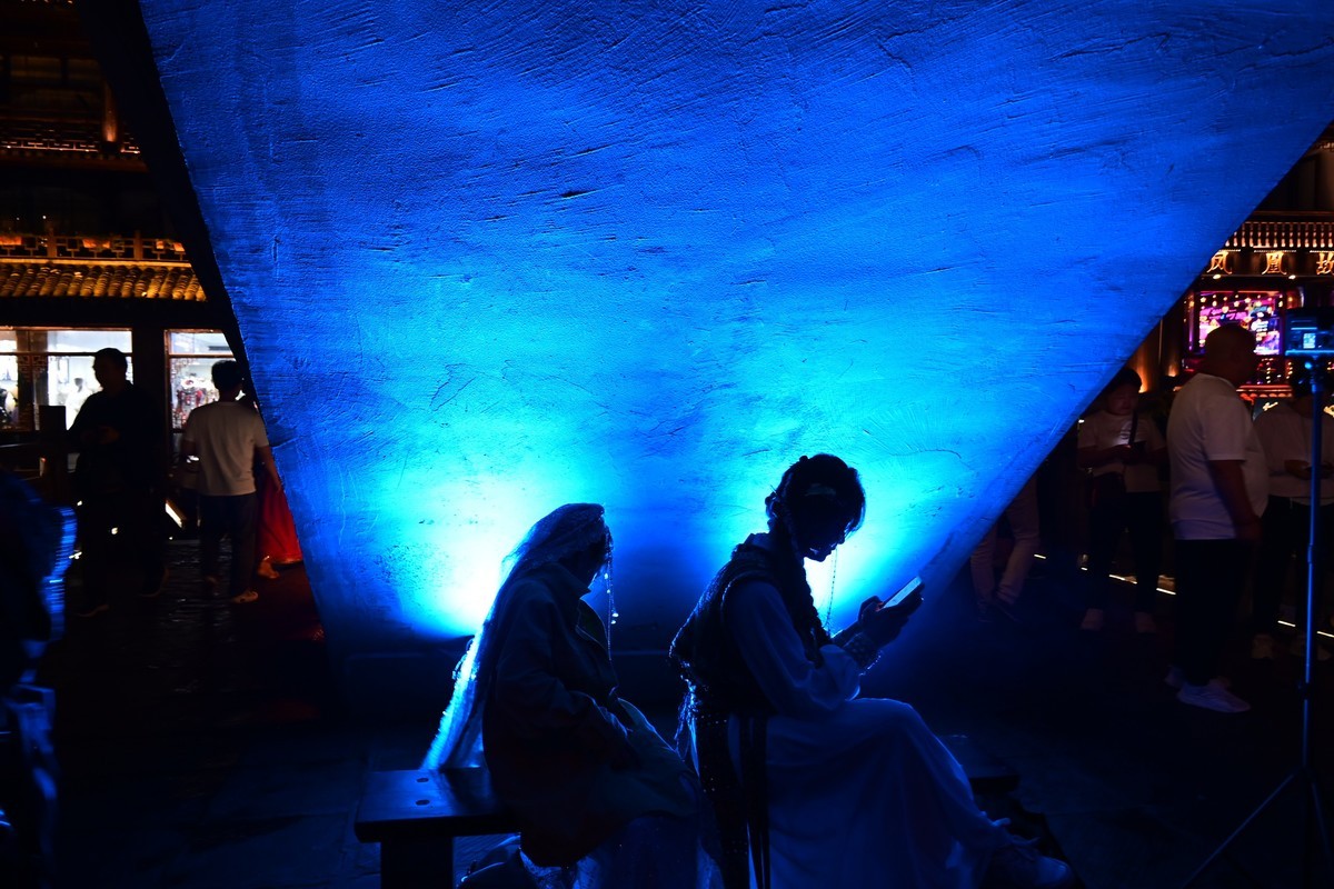 凤凰古城夜影闪动