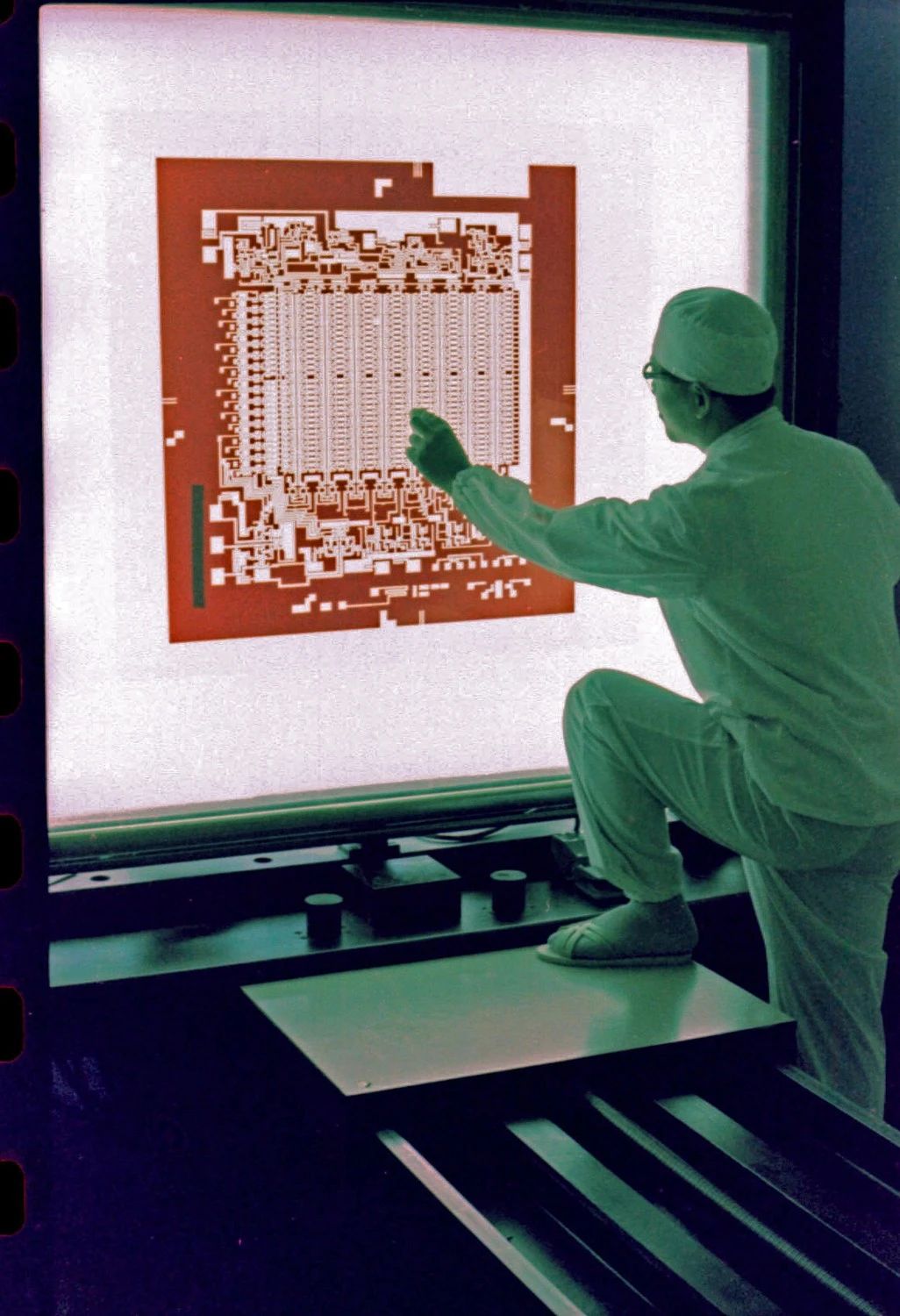 50年前，他用影像记载了我国第一座芯片制造厂的兴衰。