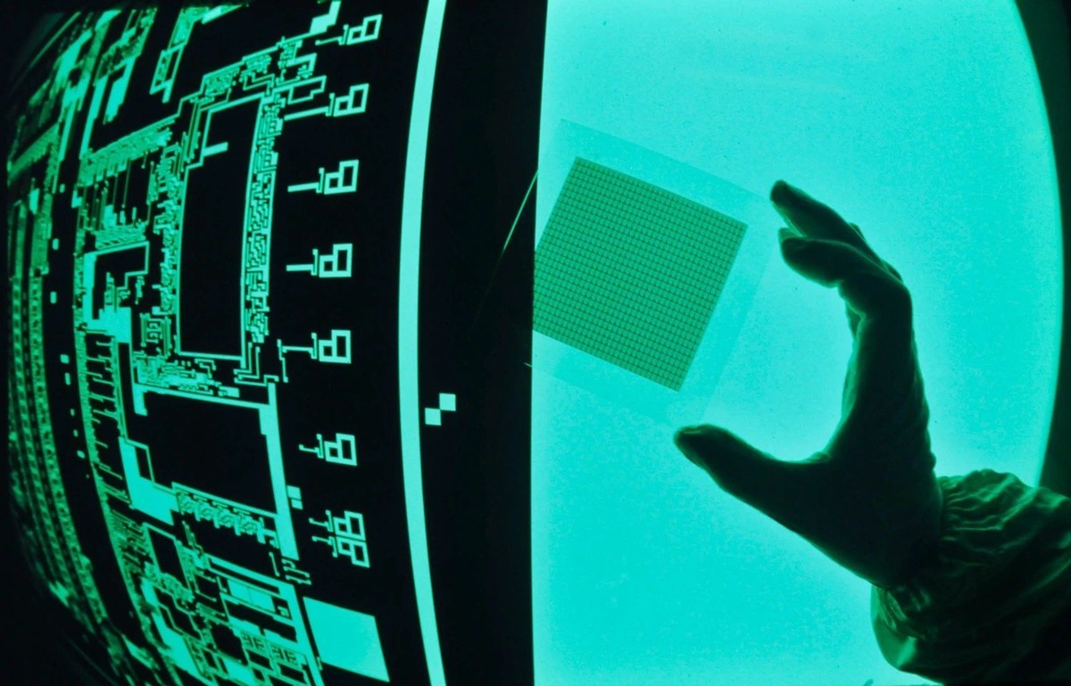 50年前，他用影像记载了我国第一座芯片制造厂的兴衰。