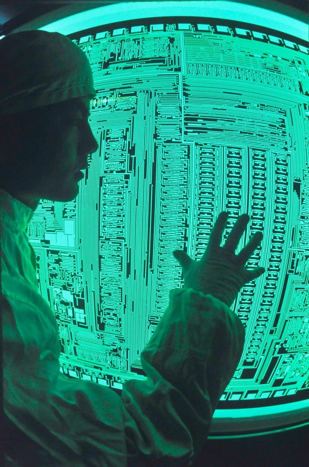 50年前，他用影像记载了我国第一座芯片制造厂的兴衰。