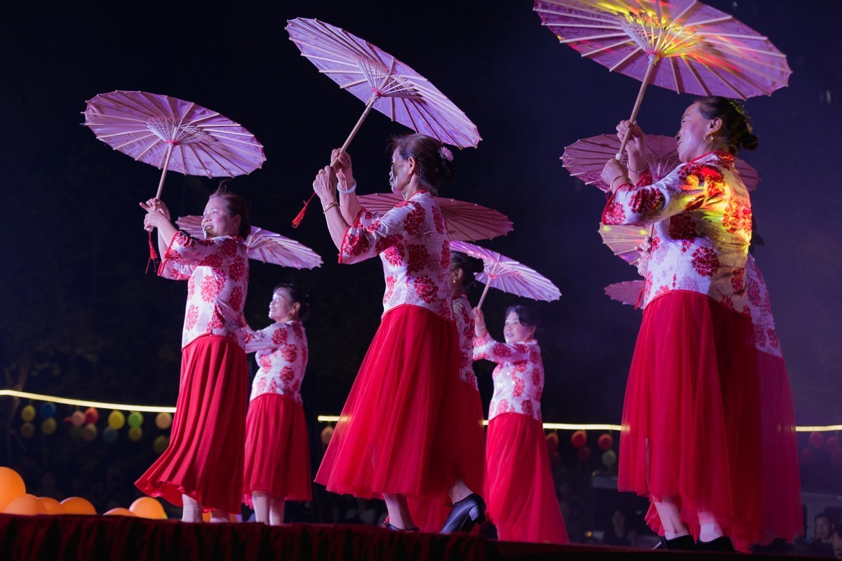 小姐姐的彩伞舞