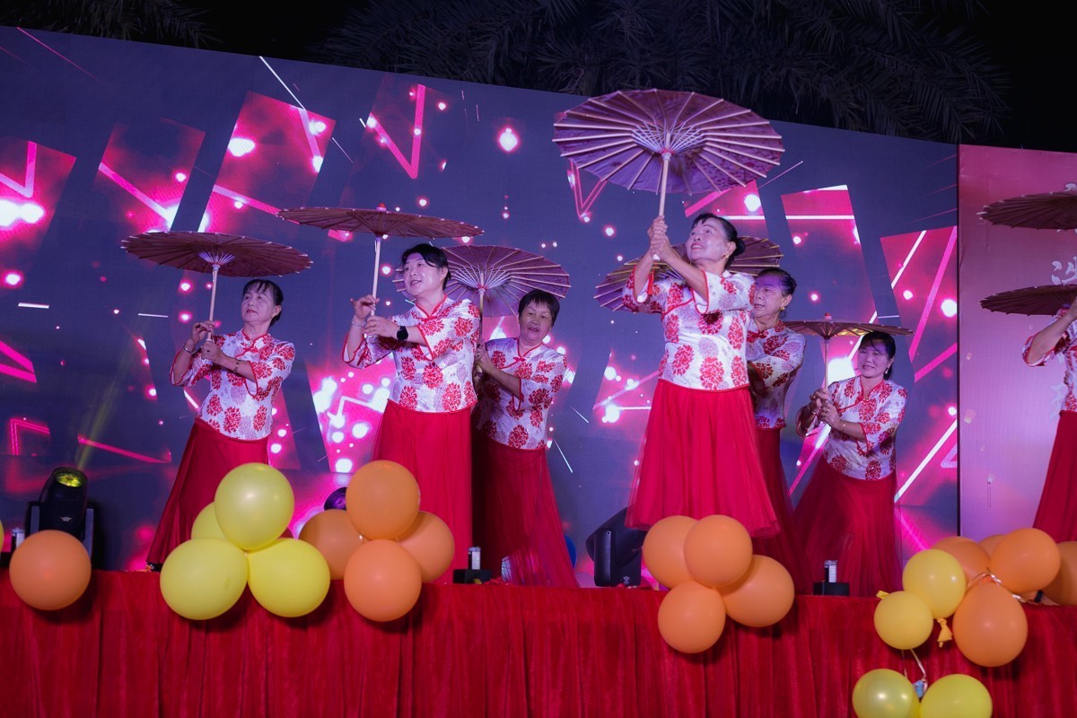 小姐姐的彩伞舞