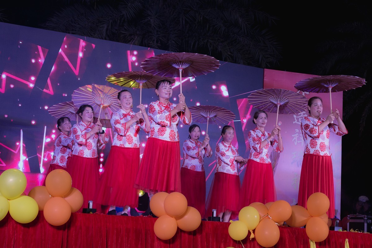 小姐姐的彩伞舞