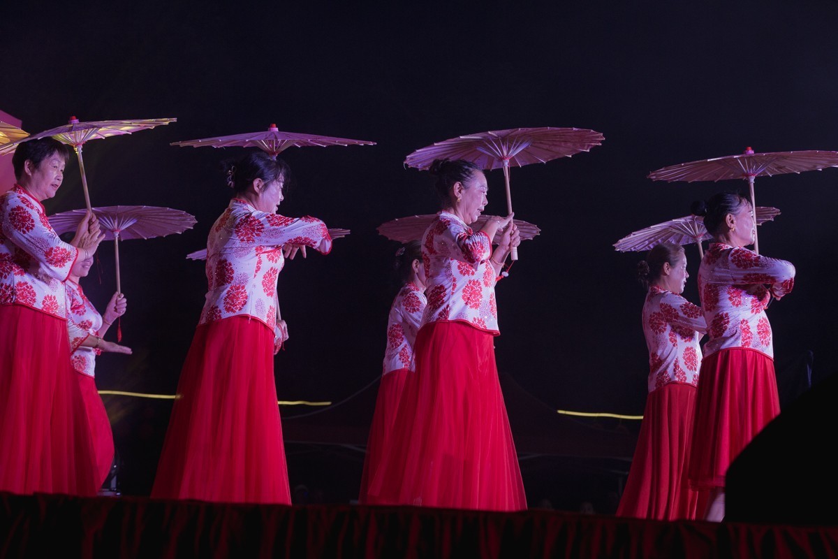 小姐姐的彩伞舞