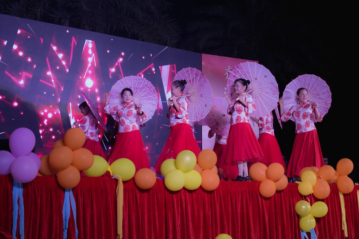 小姐姐的彩伞舞