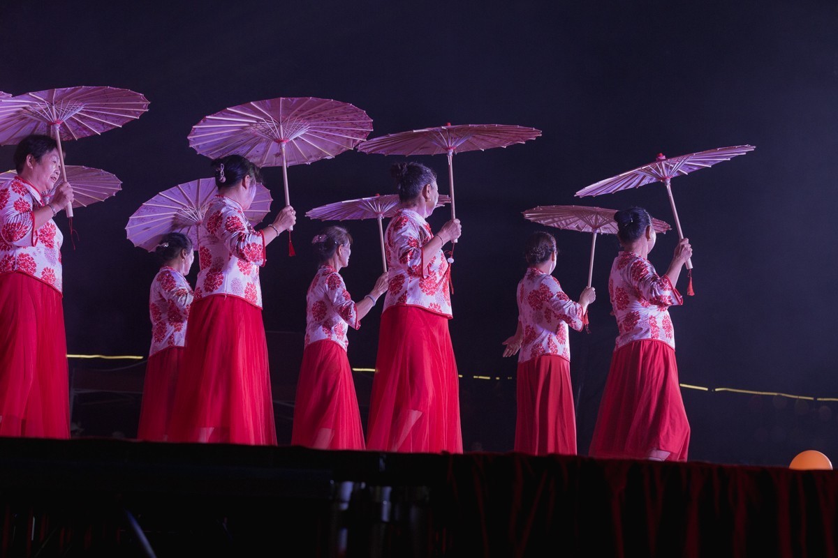 小姐姐的彩伞舞