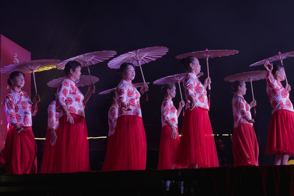 小姐姐的彩伞舞