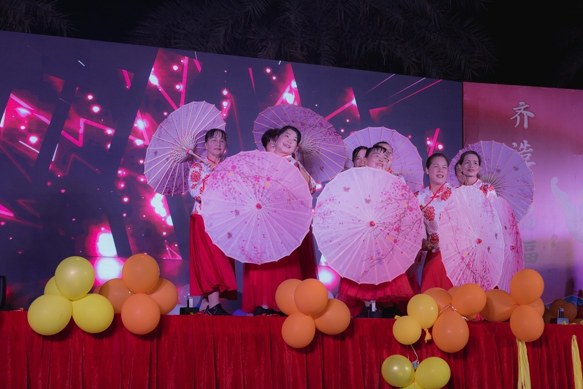 小姐姐的彩伞舞