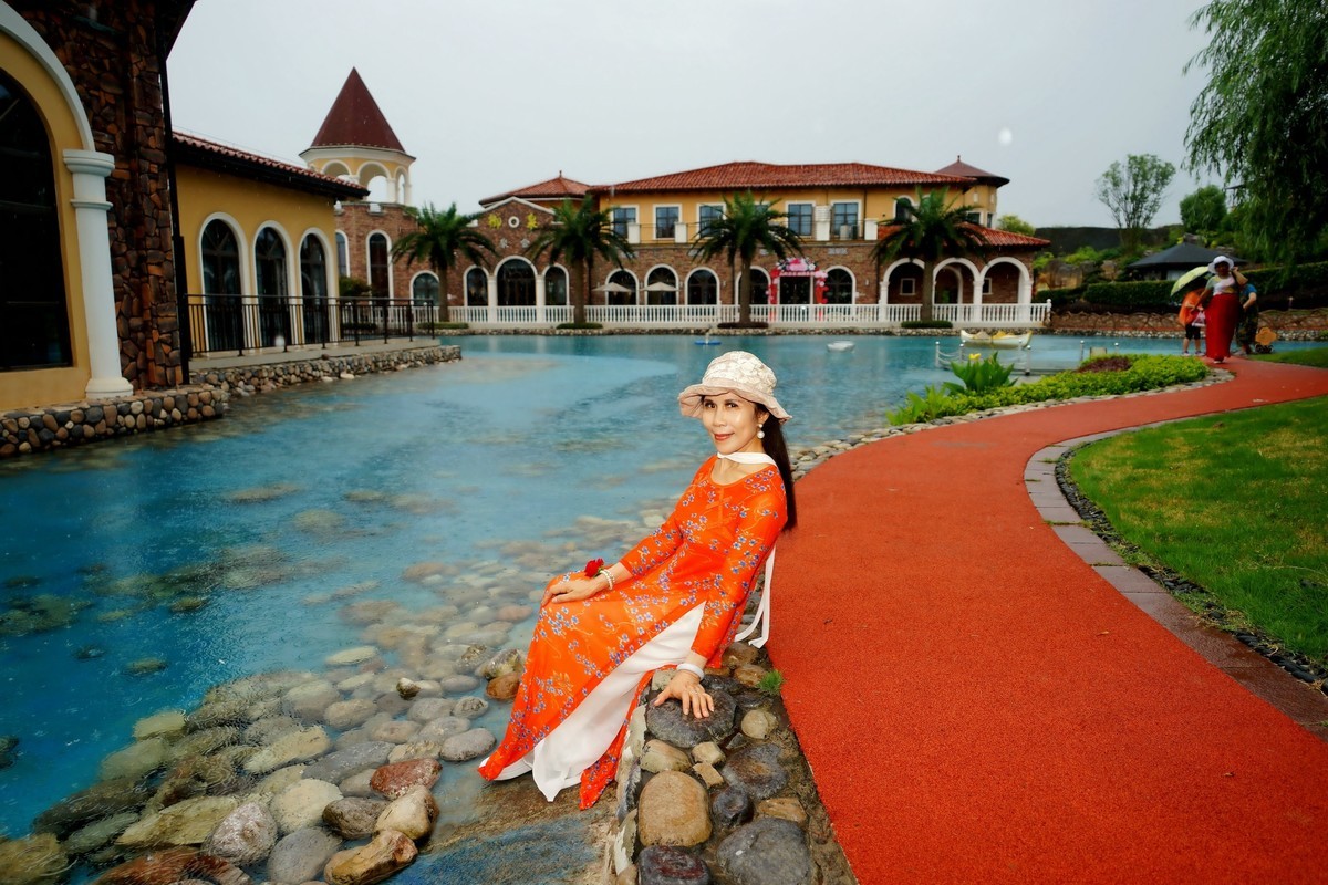 旅游中的红裙美女！