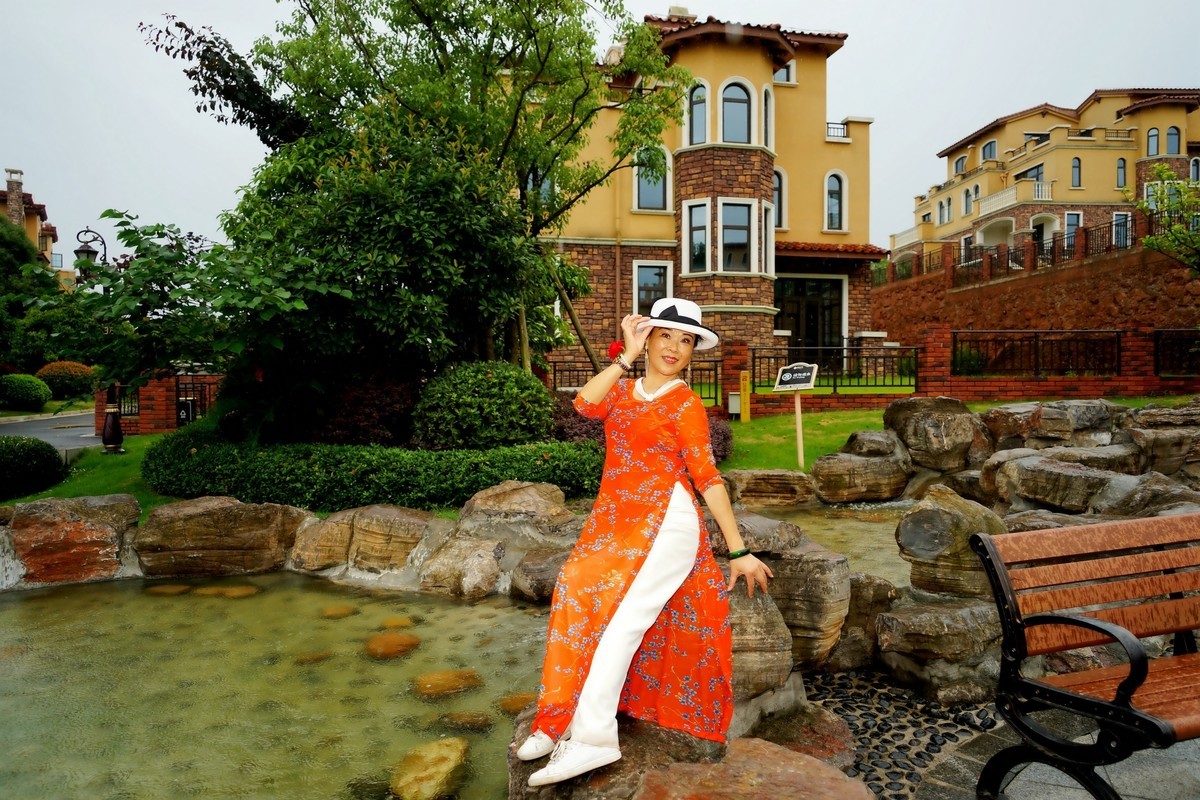 旅游中的红裙美女！