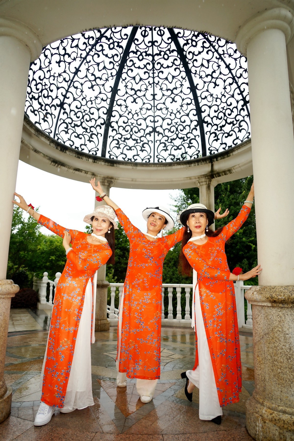 旅游中的红裙美女！