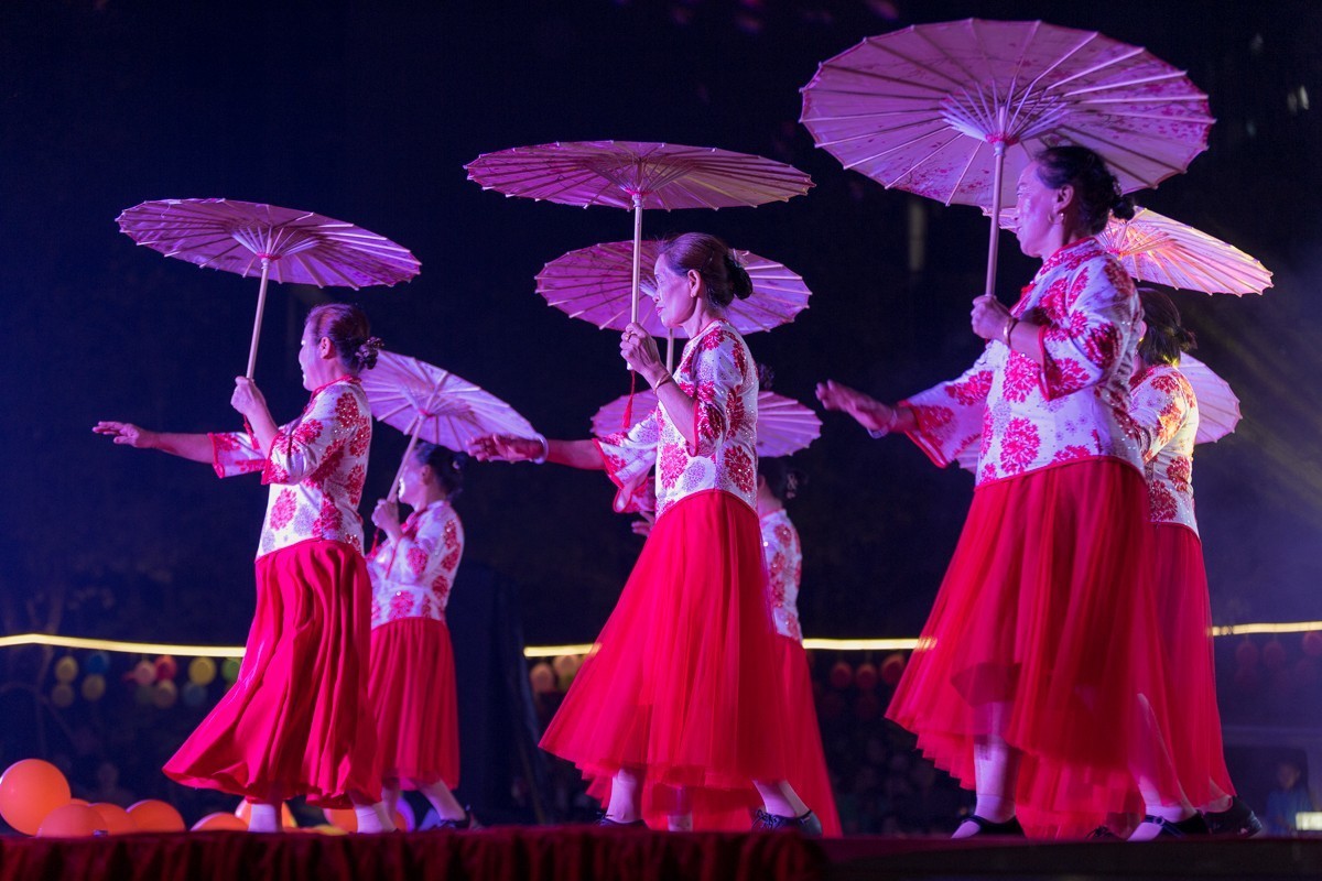 小姐姐的彩伞舞