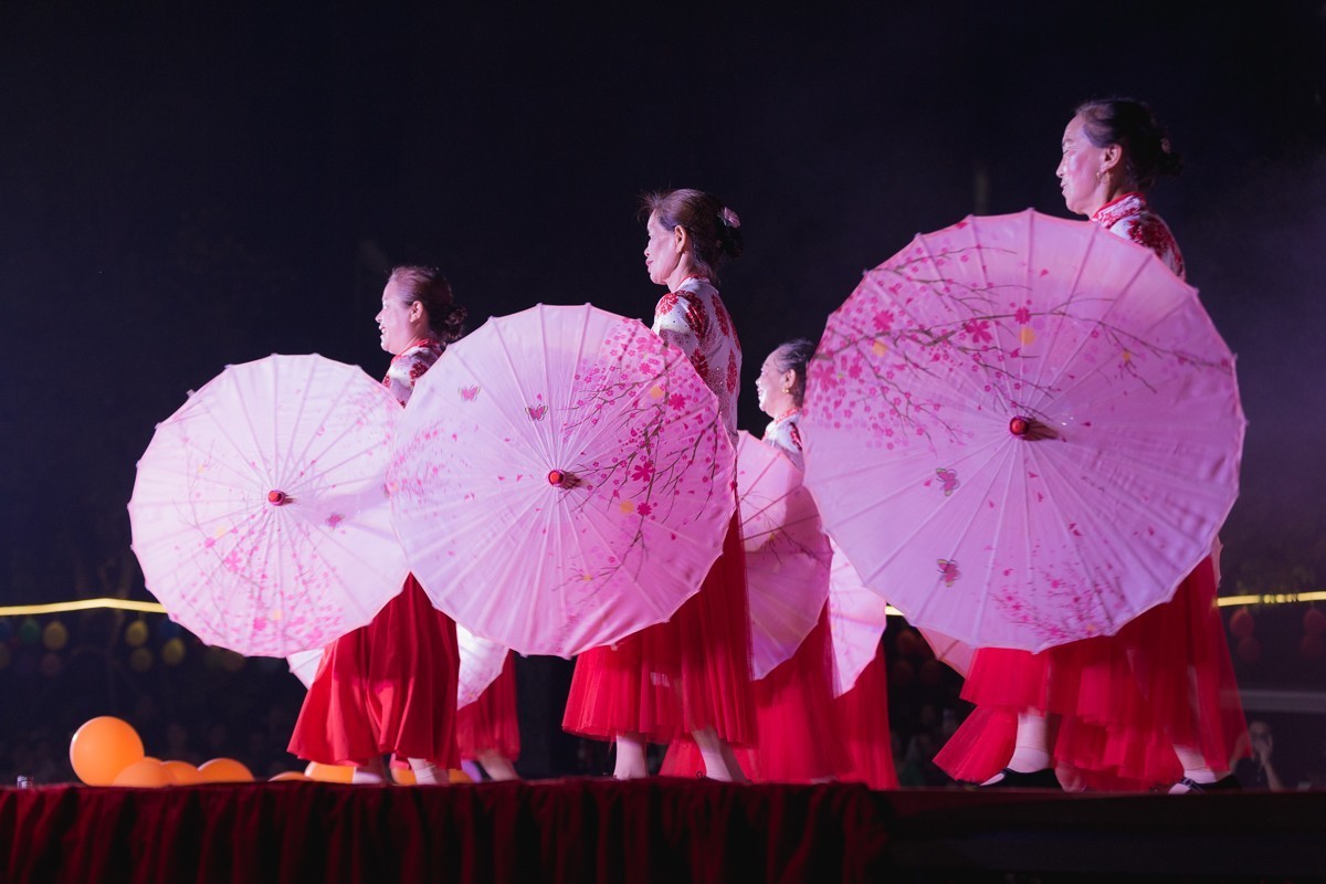 小姐姐的彩伞舞