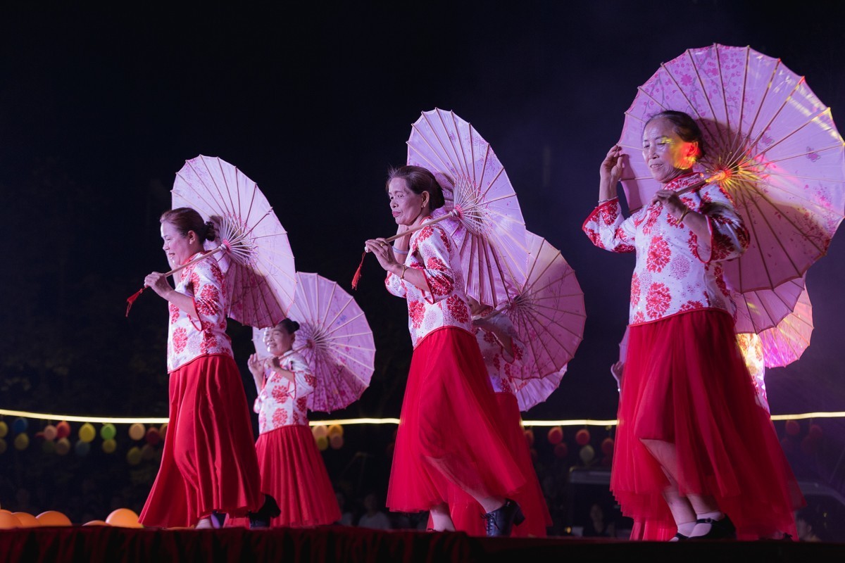 小姐姐的彩伞舞