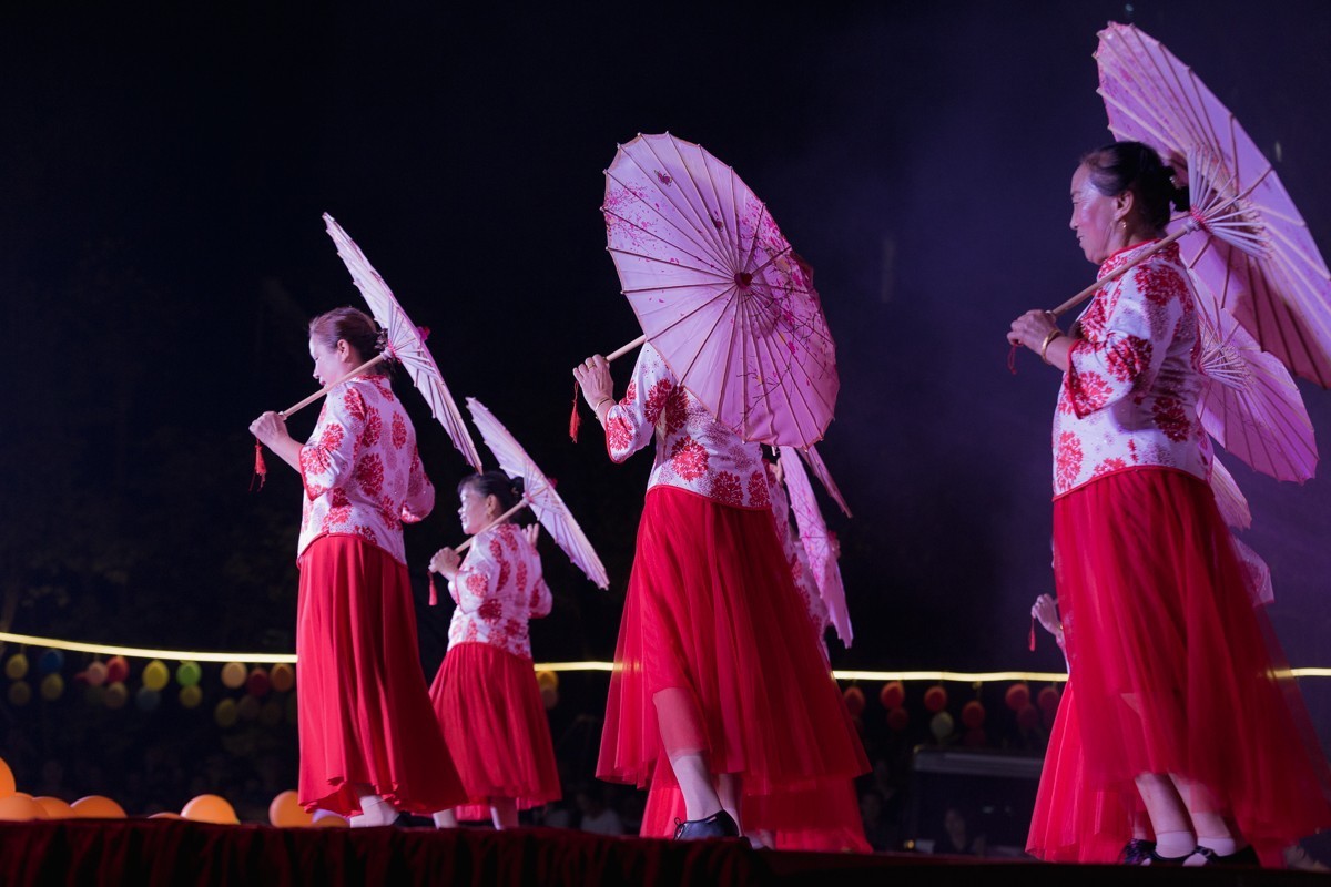 小姐姐的彩伞舞