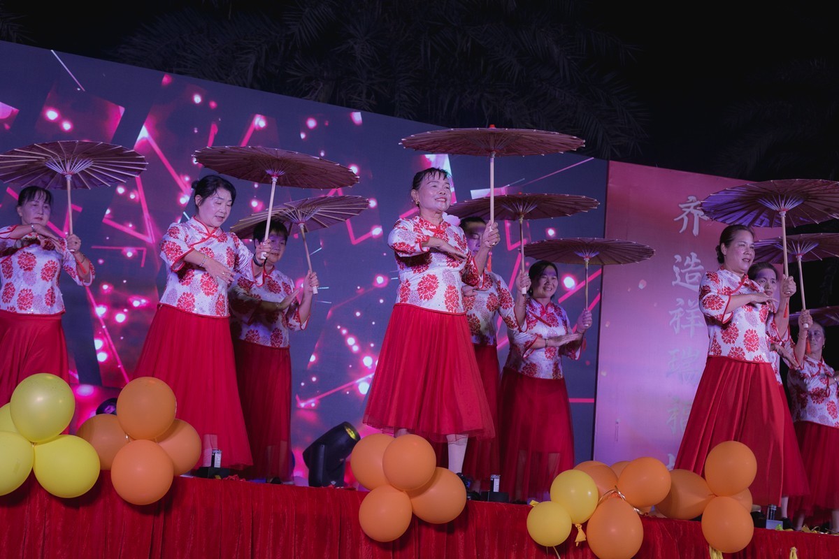 小姐姐的彩伞舞