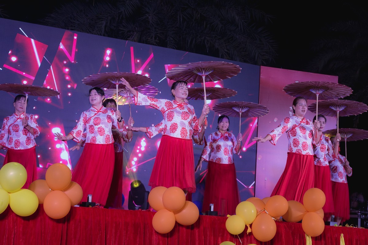 小姐姐的彩伞舞