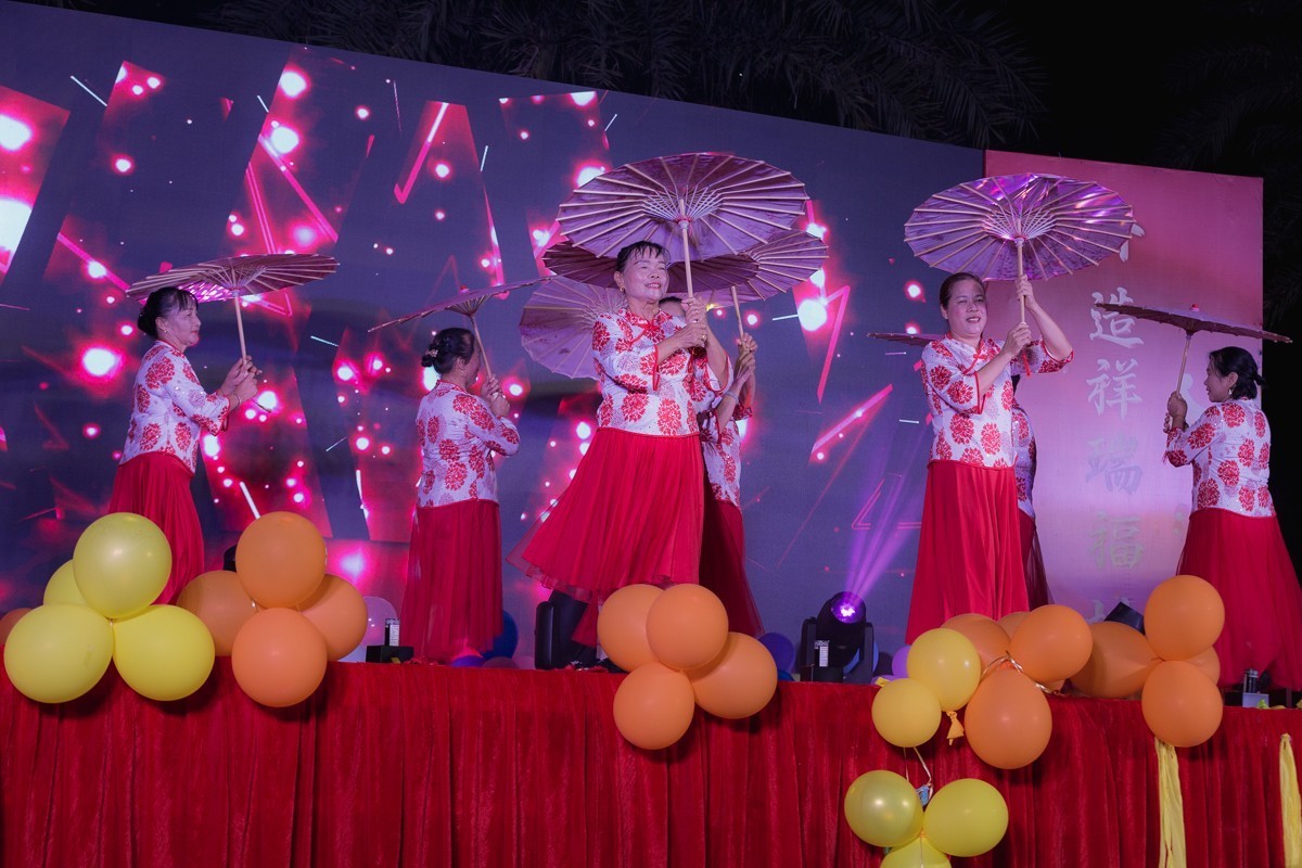 小姐姐的彩伞舞