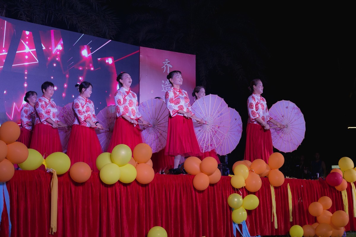 小姐姐的彩伞舞