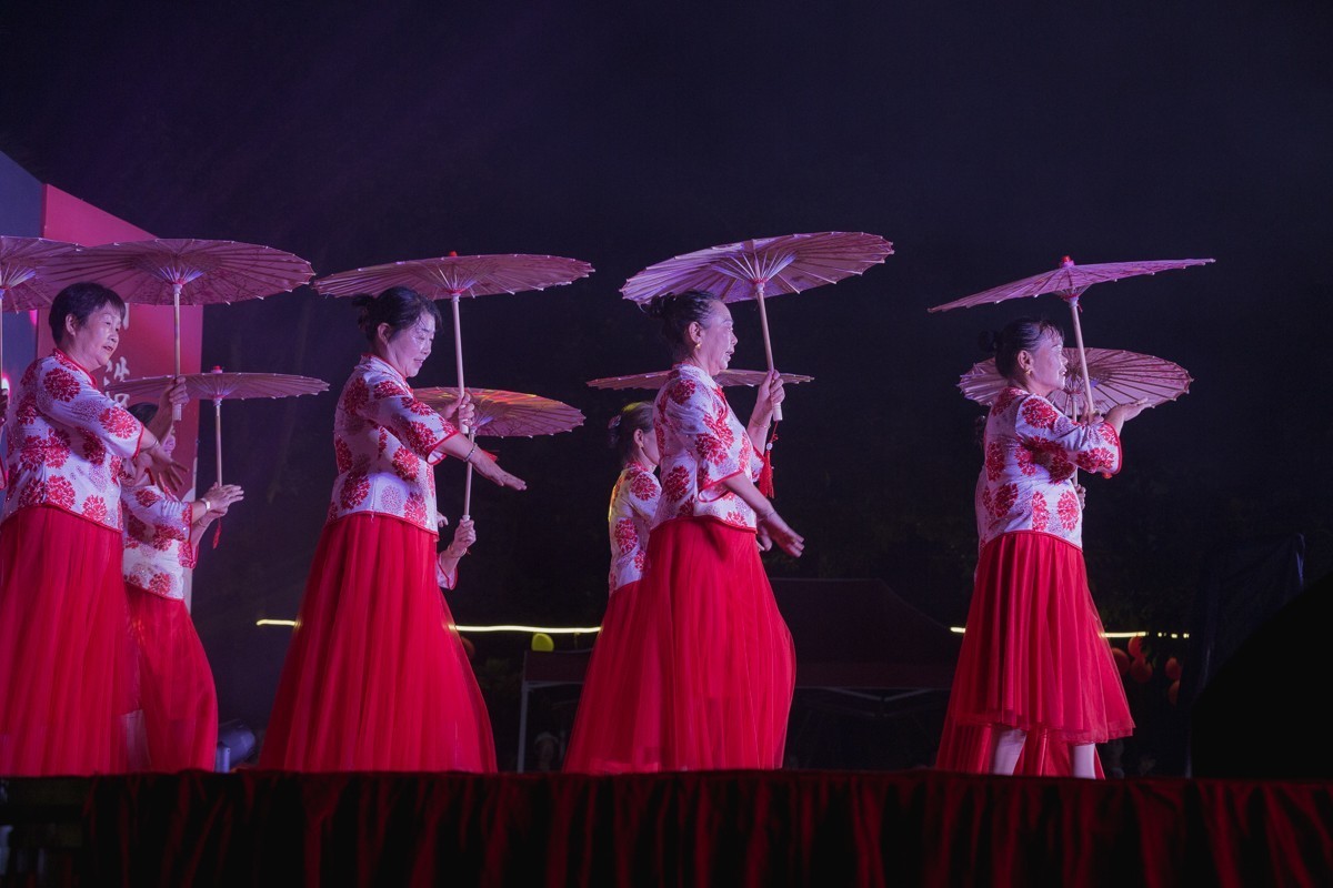 小姐姐的彩伞舞