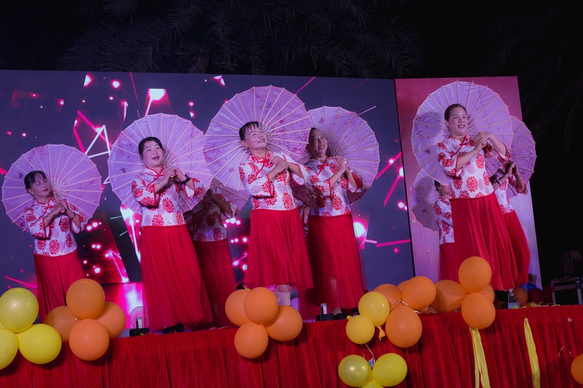 小姐姐的彩伞舞