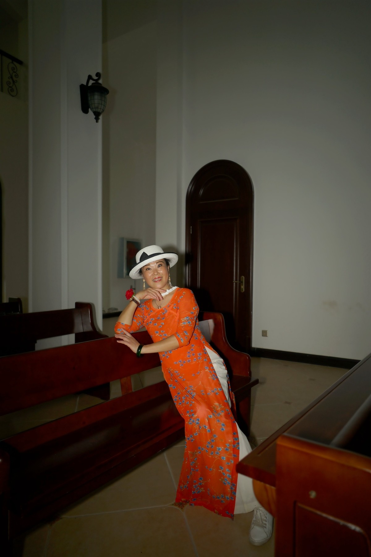 旅游中的红裙美女！