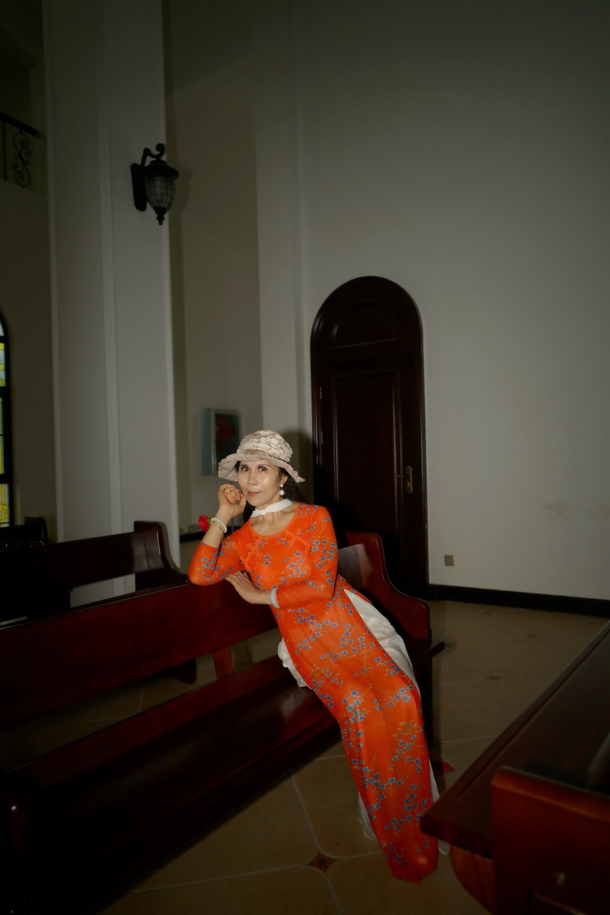 旅游中的红裙美女！