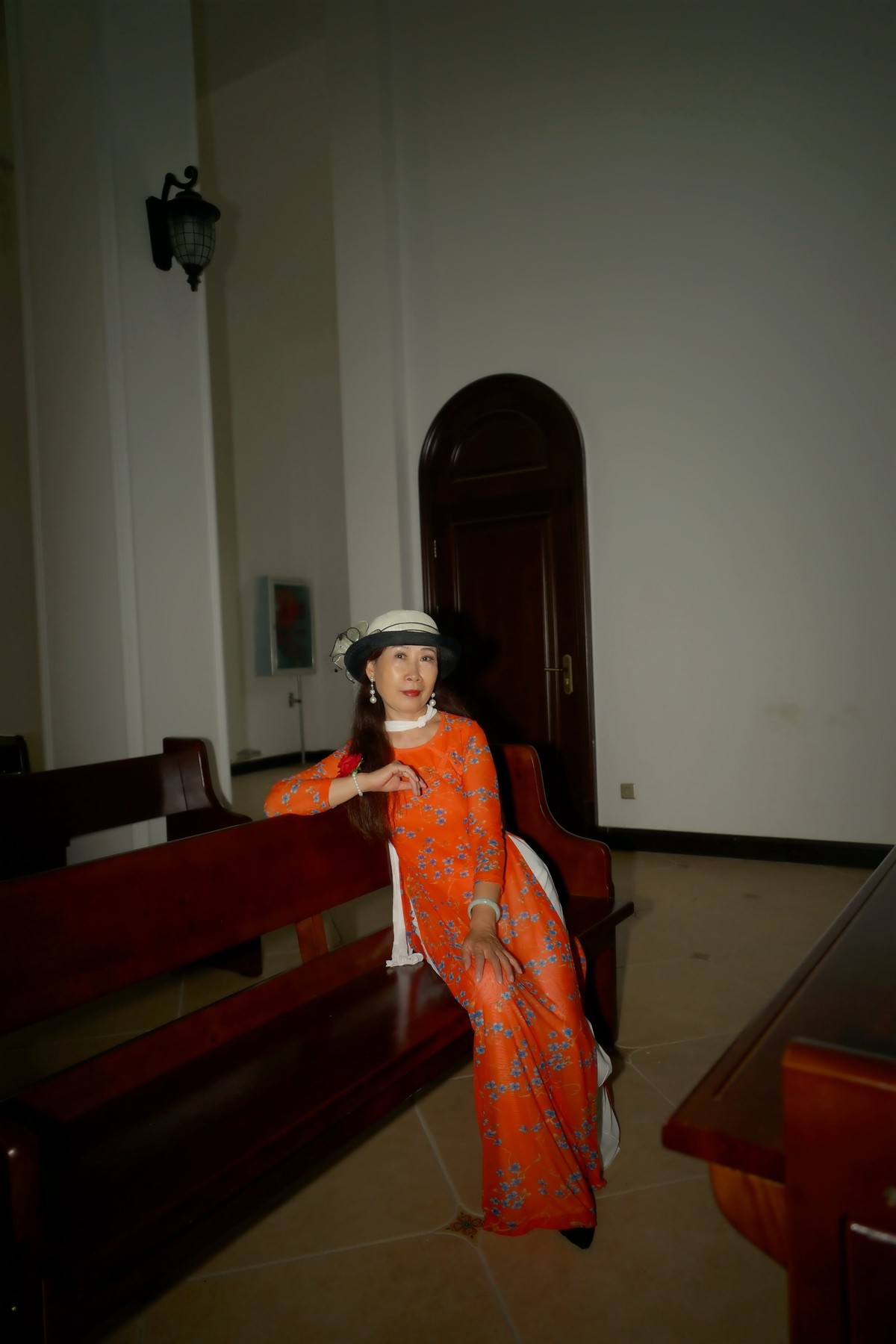 旅游中的红裙美女！