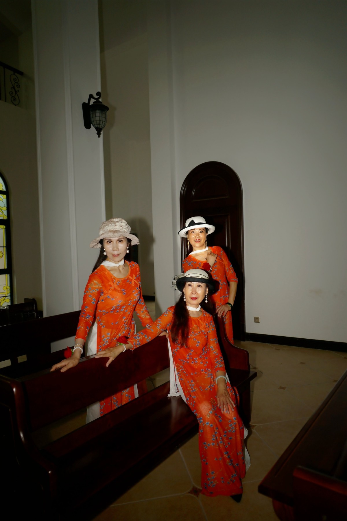 旅游中的红裙美女！