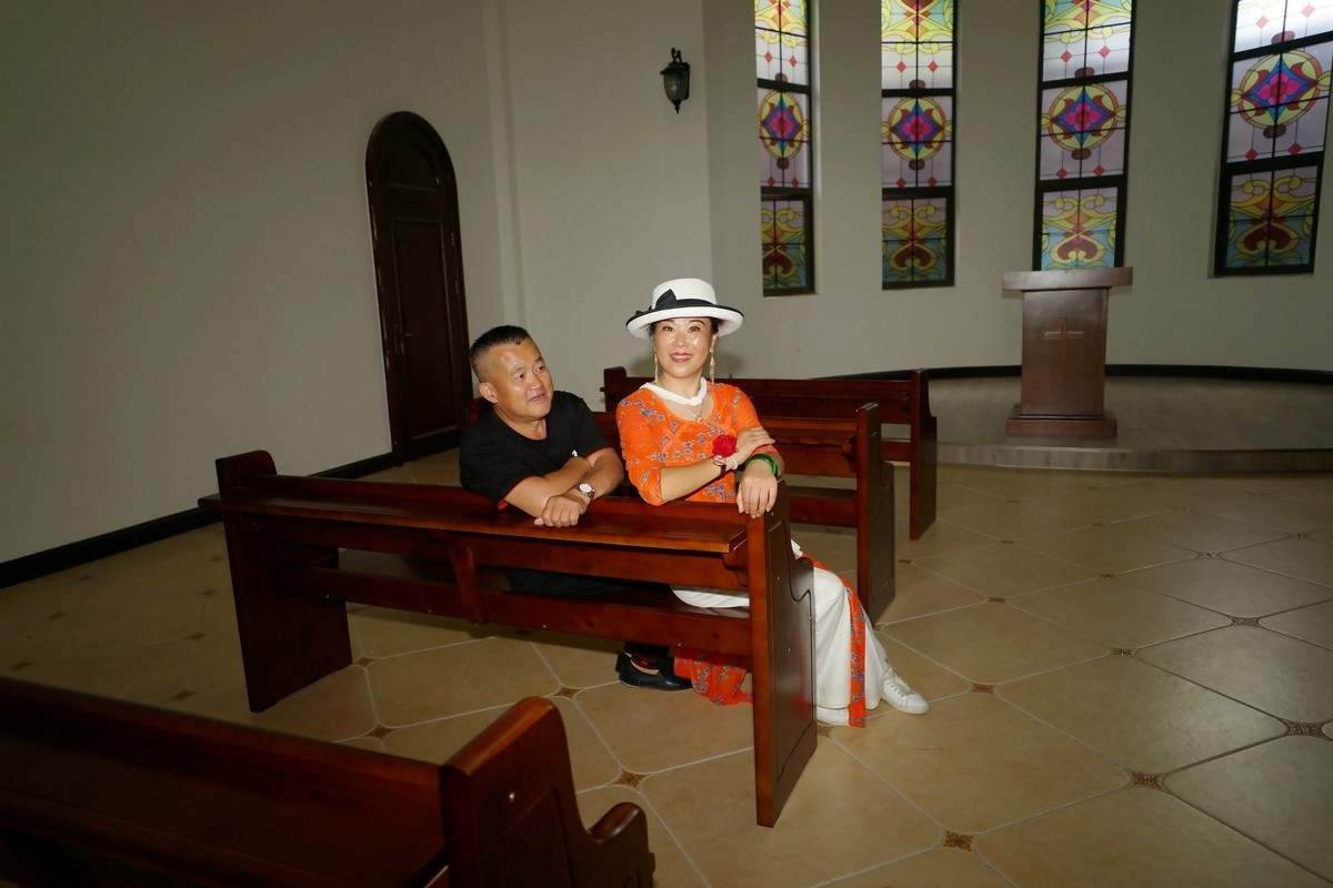 旅游中的红裙美女！