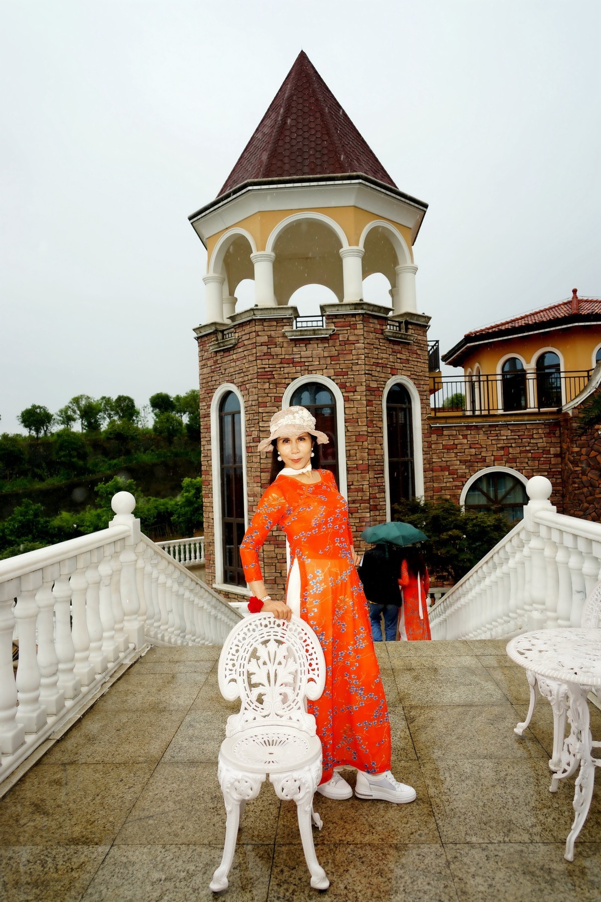 旅游中的红裙美女！