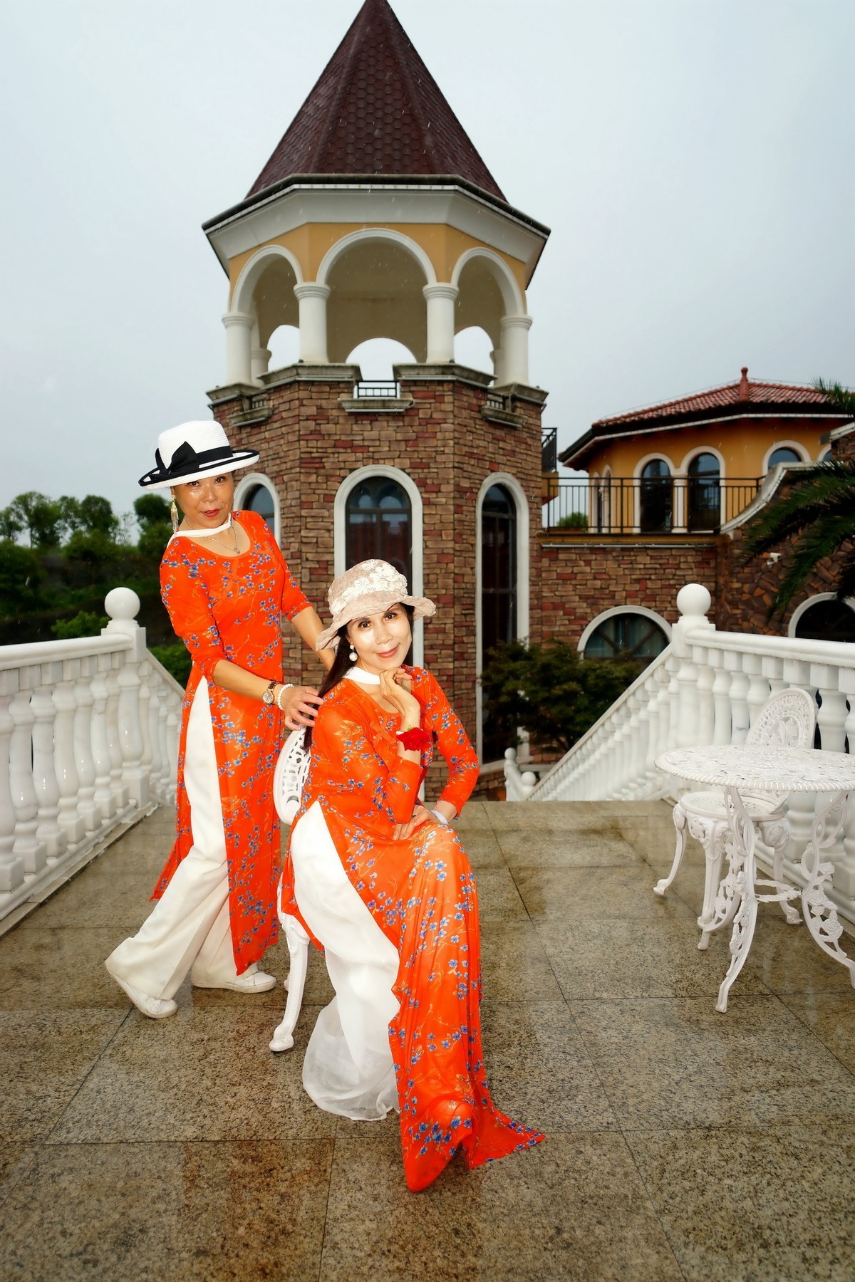 旅游中的红裙美女！