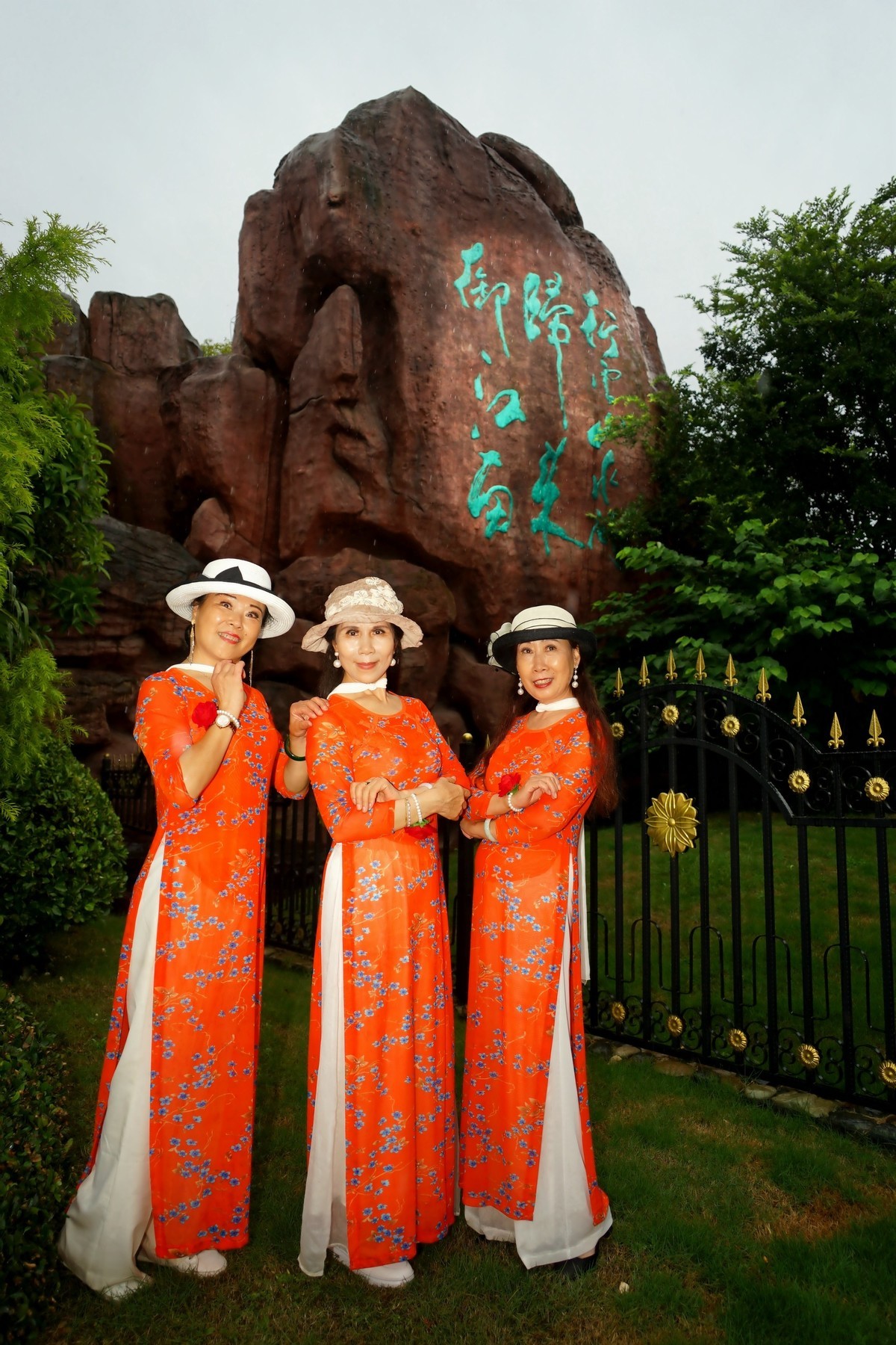 旅游中的红裙美女！