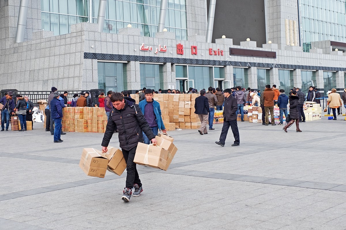 热热闹闹的口岸民间贸易景象