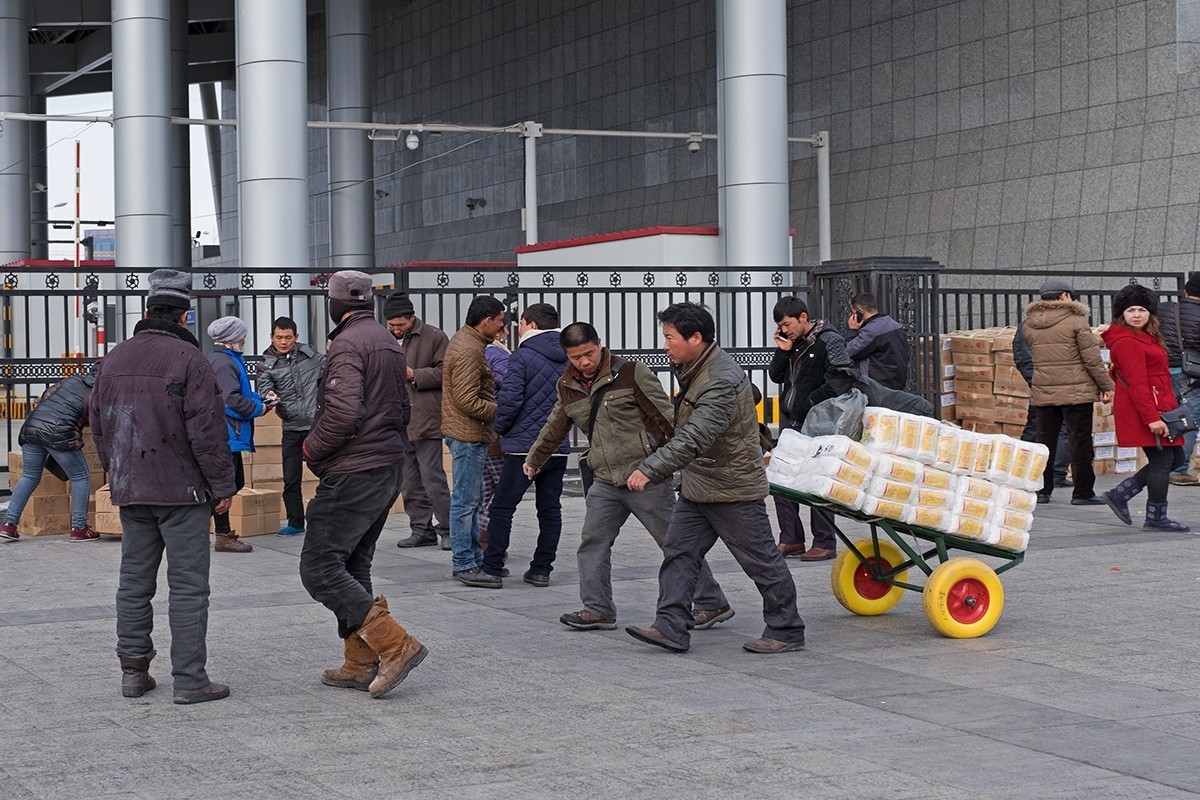 热热闹闹的口岸民间贸易景象
