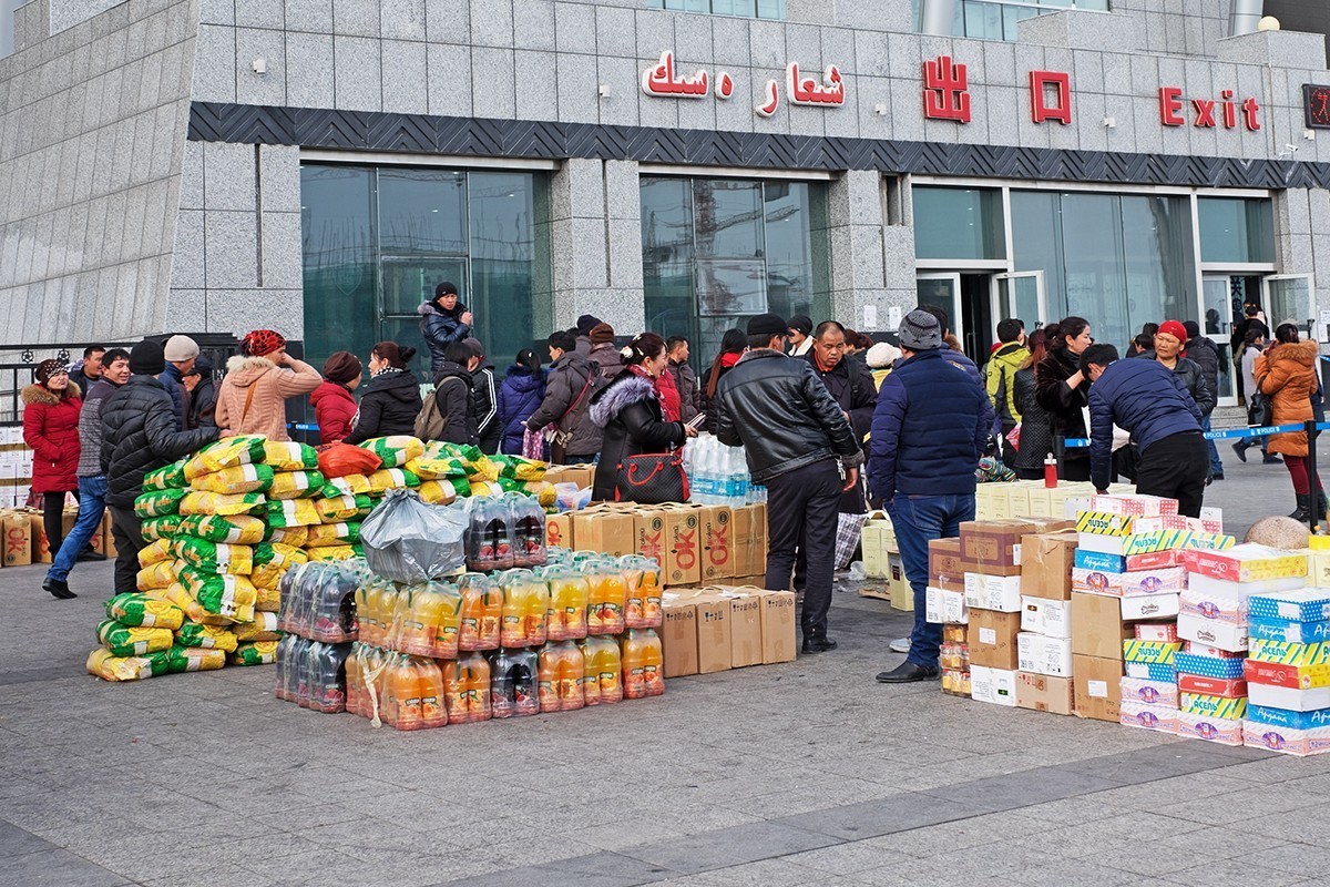 热热闹闹的口岸民间贸易景象