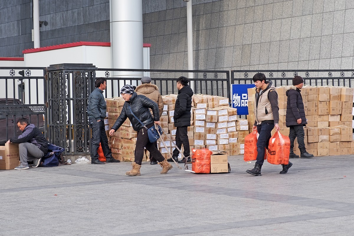 热热闹闹的口岸民间贸易景象