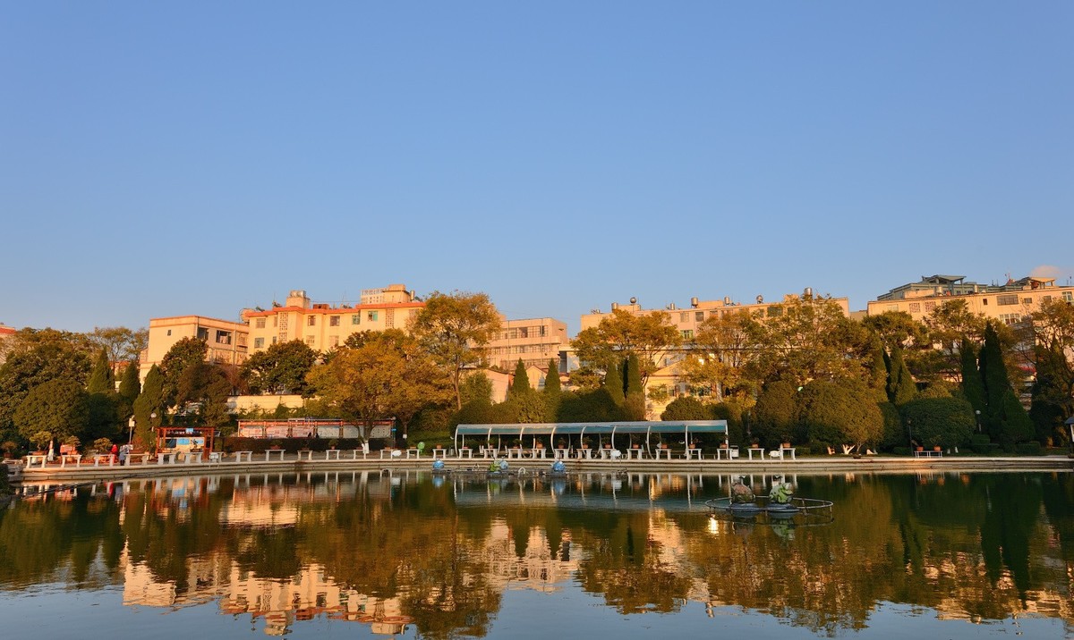 2022圣诞节的社区公园晚霞