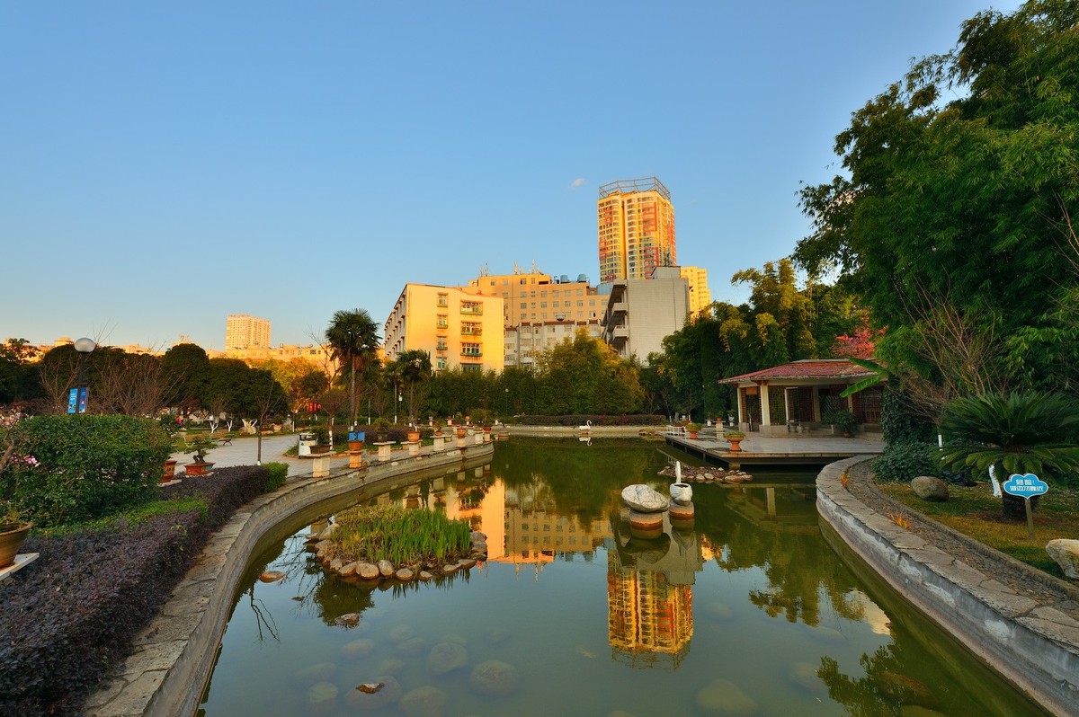 2022圣诞节的社区公园晚霞