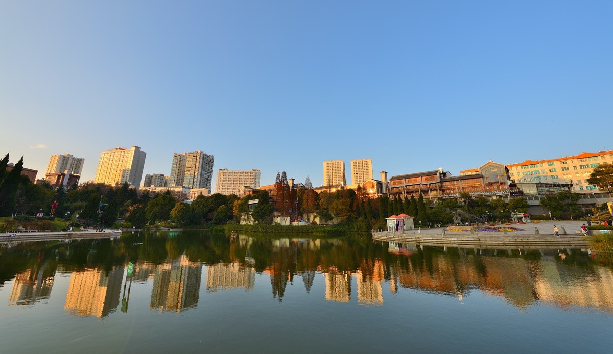 2022圣诞节的社区公园晚霞