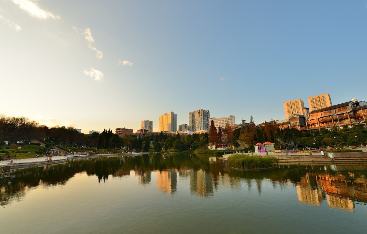 2022圣诞节的社区公园晚霞