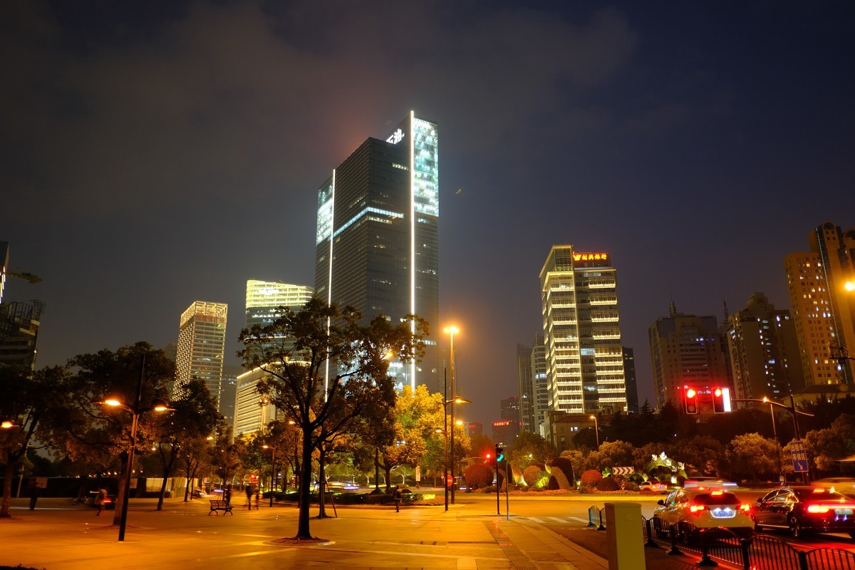 夜幕下的上海街景