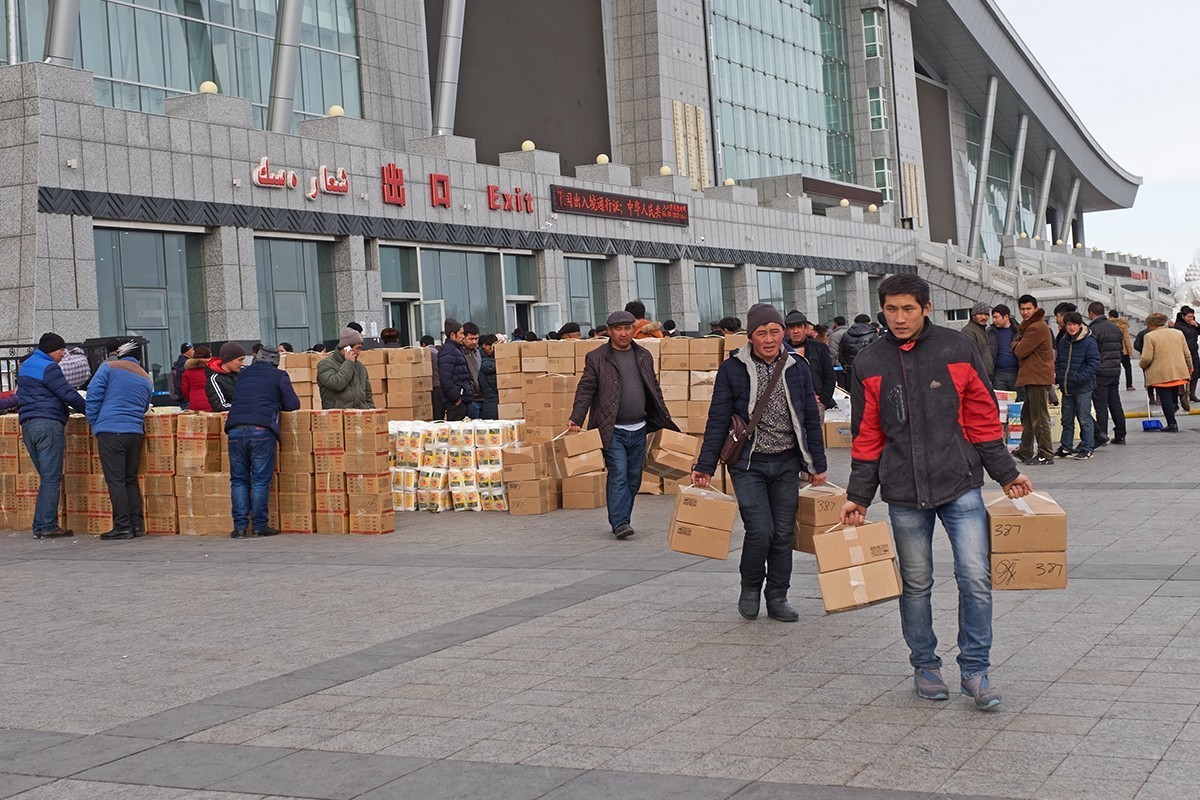 热热闹闹的口岸民间贸易景象