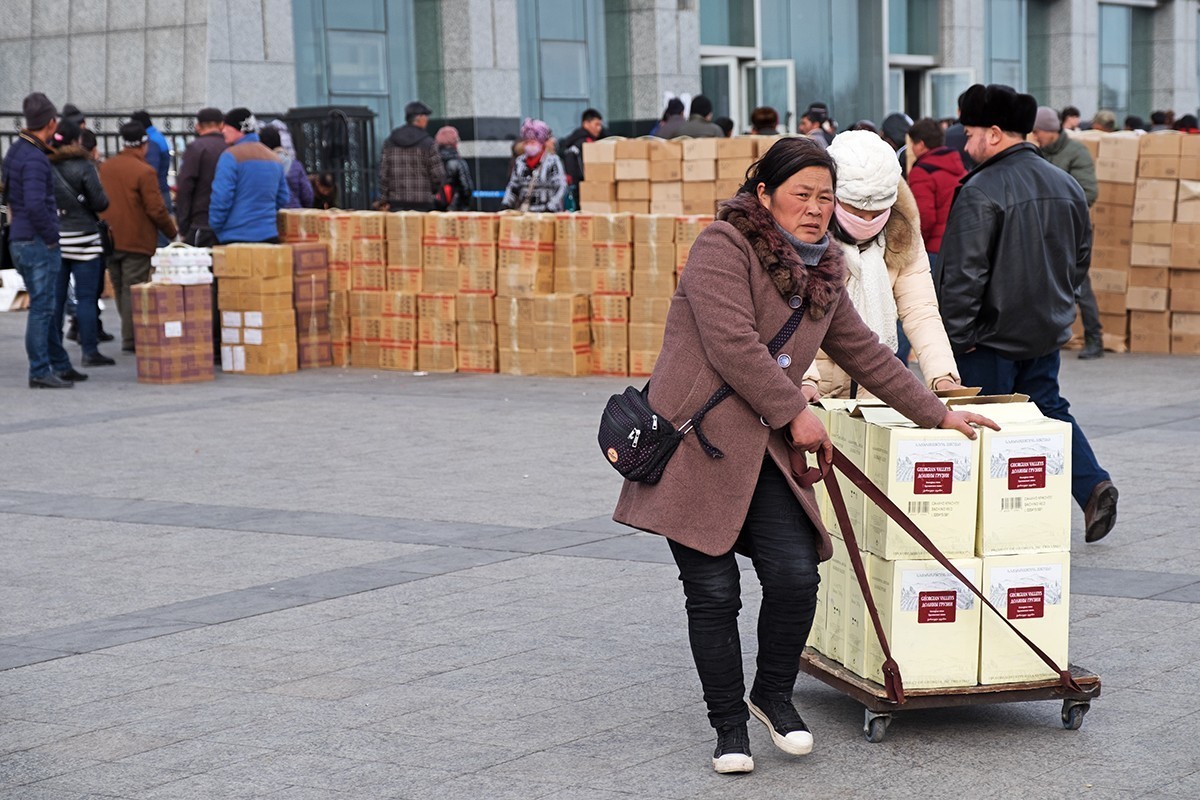 热热闹闹的口岸民间贸易景象