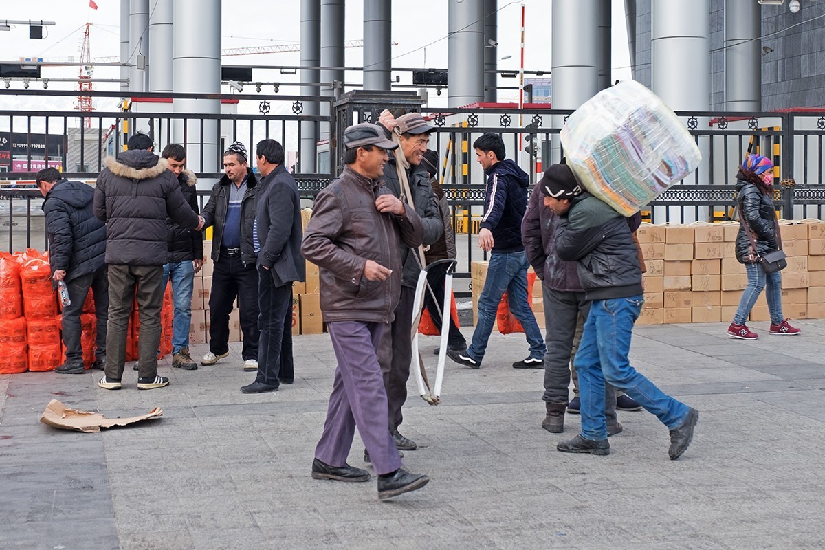 热热闹闹的口岸民间贸易景象