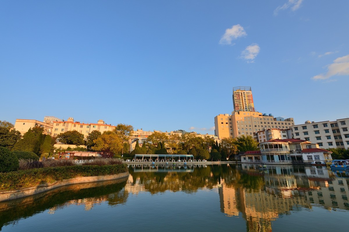 2022圣诞节的社区公园晚霞